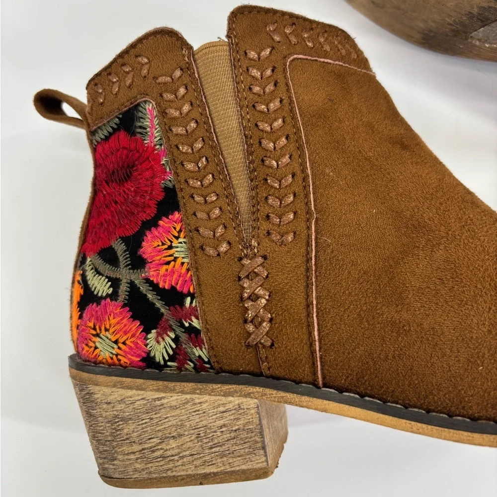 Tiara Los Angeles Topa ankle boots 7.5 faux suede floral embroidery Size